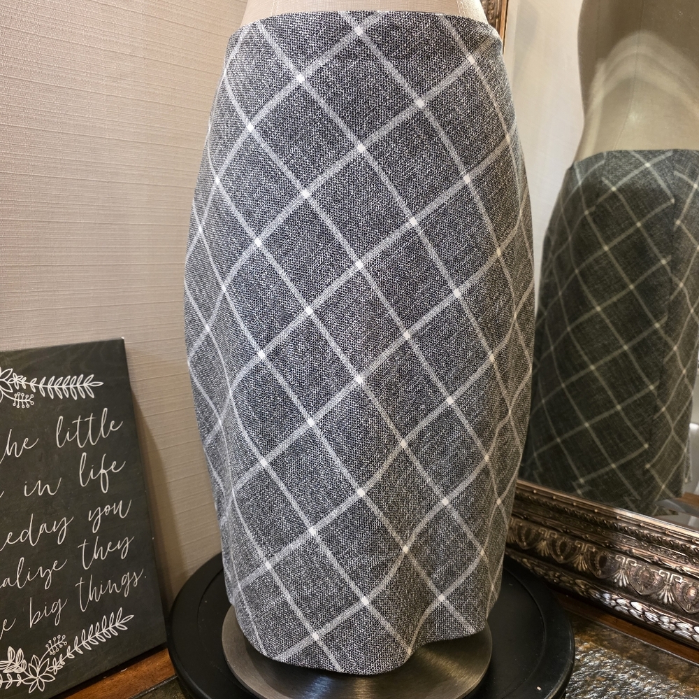 White House Black Market • Black w/ White Trevi Plaid Twill Pencil Skirt. Sz 6.